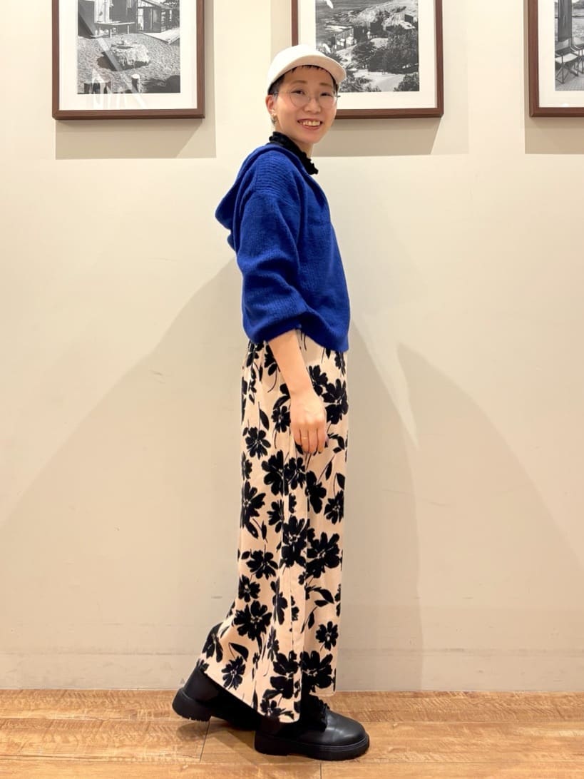 Ayumiさんの「SHOO･LA･RUE｜【S-LL】お顔周りをすっきり魅せる ふんわり Vネックフードニット」を使ったコーディネート