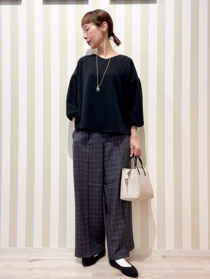 まつこさんの「SHOO･LA･RUE｜【2点セット/7分袖】大人のきれい見え お袖タック入りアクセ付きトップス」を使ったコーディネート