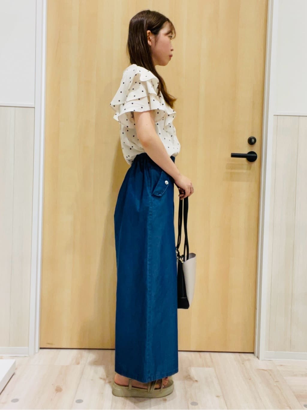 minamiさんの「SHOO･LA･RUE｜【無地/ドット柄】お袖フリルが華やぐ きれいめブラウス」を使ったコーディネート