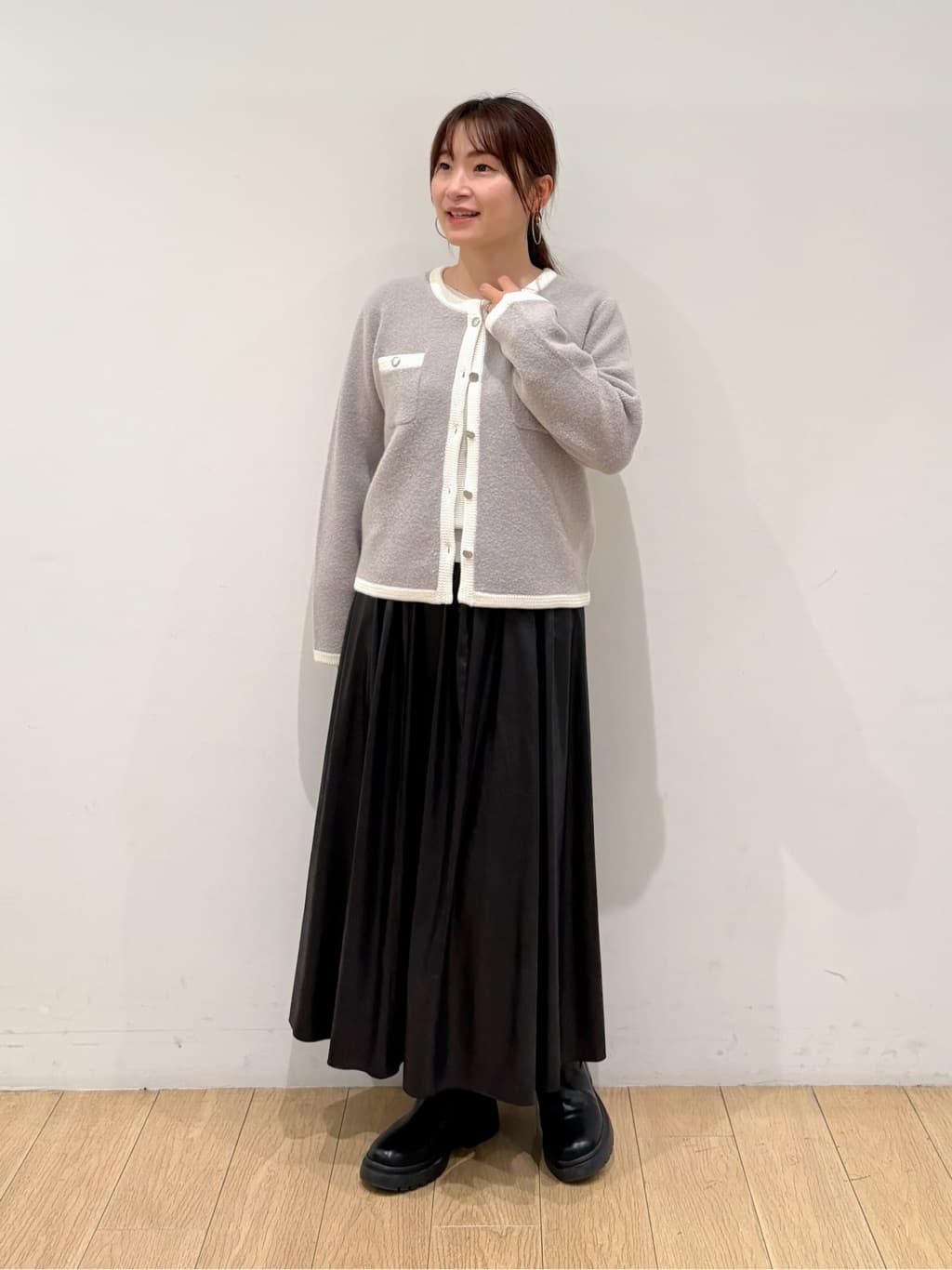 maiさんの「INDIVI｜【ウール混ラメ素材】Vネック煌めきニット」を使ったコーディネート