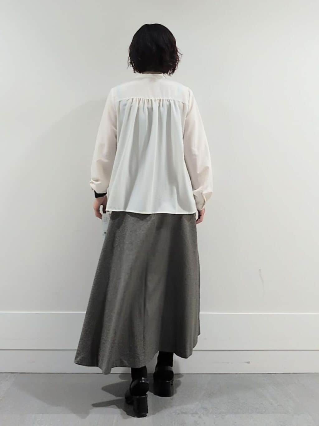 ミズタさんの「UNTITLED｜【1枚で着映え/オンオフ着回し】フリルサテンブラウス」を使ったコーディネート