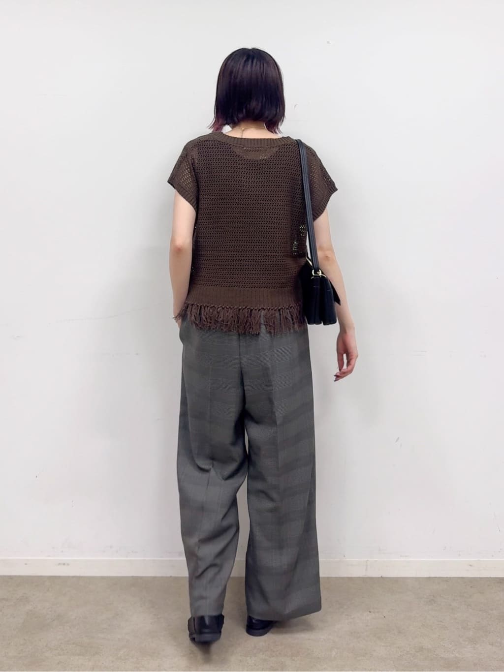 𝐜𝐡𝐢𝐤𝐚さんの「SHOO･LA･RUE｜【S-LL】裾フリンジマクラメVネックニット」を使ったコーディネート