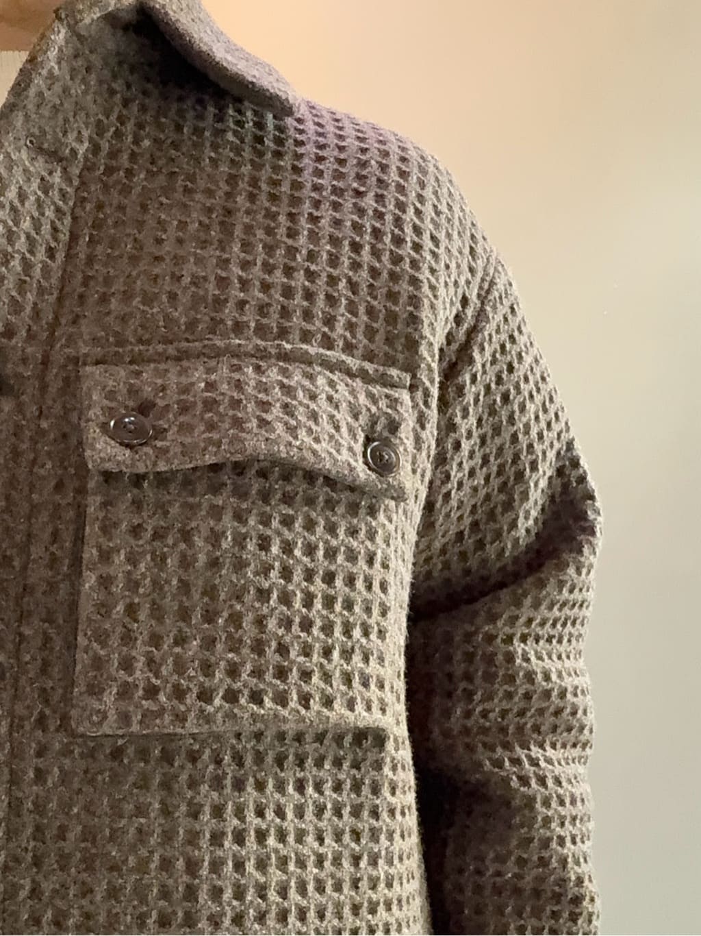 デザイナーTAKEman さんの「TAKEO KIKUCHI｜【Air Palette Knit】ワンポイント カラーニット プルオーバー」を使ったコーディネート