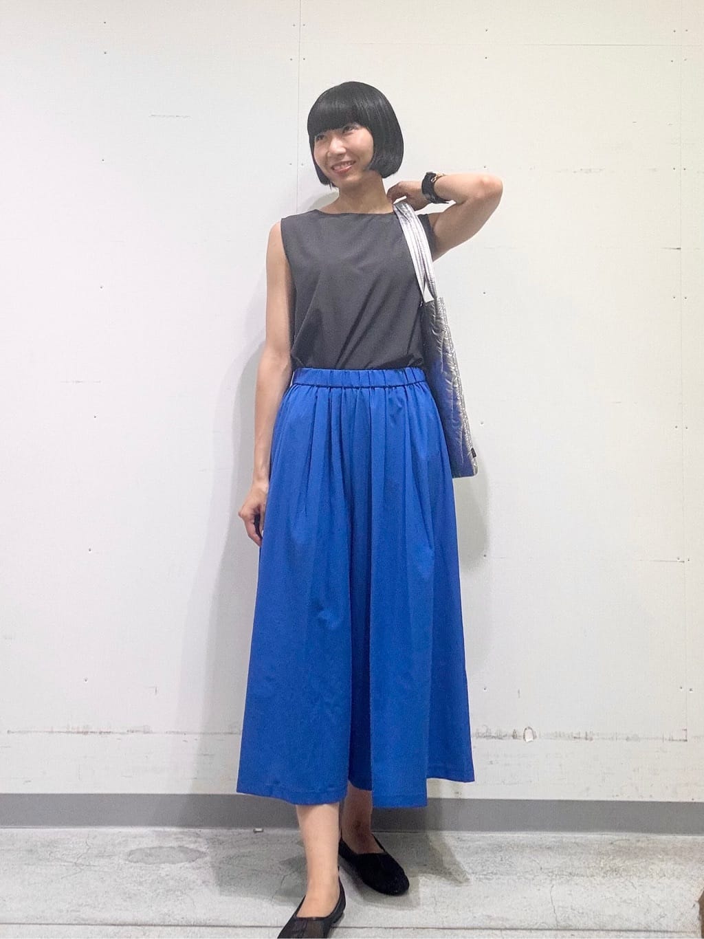 naoさんの「INDIVI｜【クールエアー素材／UVケア／セットアップ可能】エアリーフレアパンツ」を使ったコーディネート