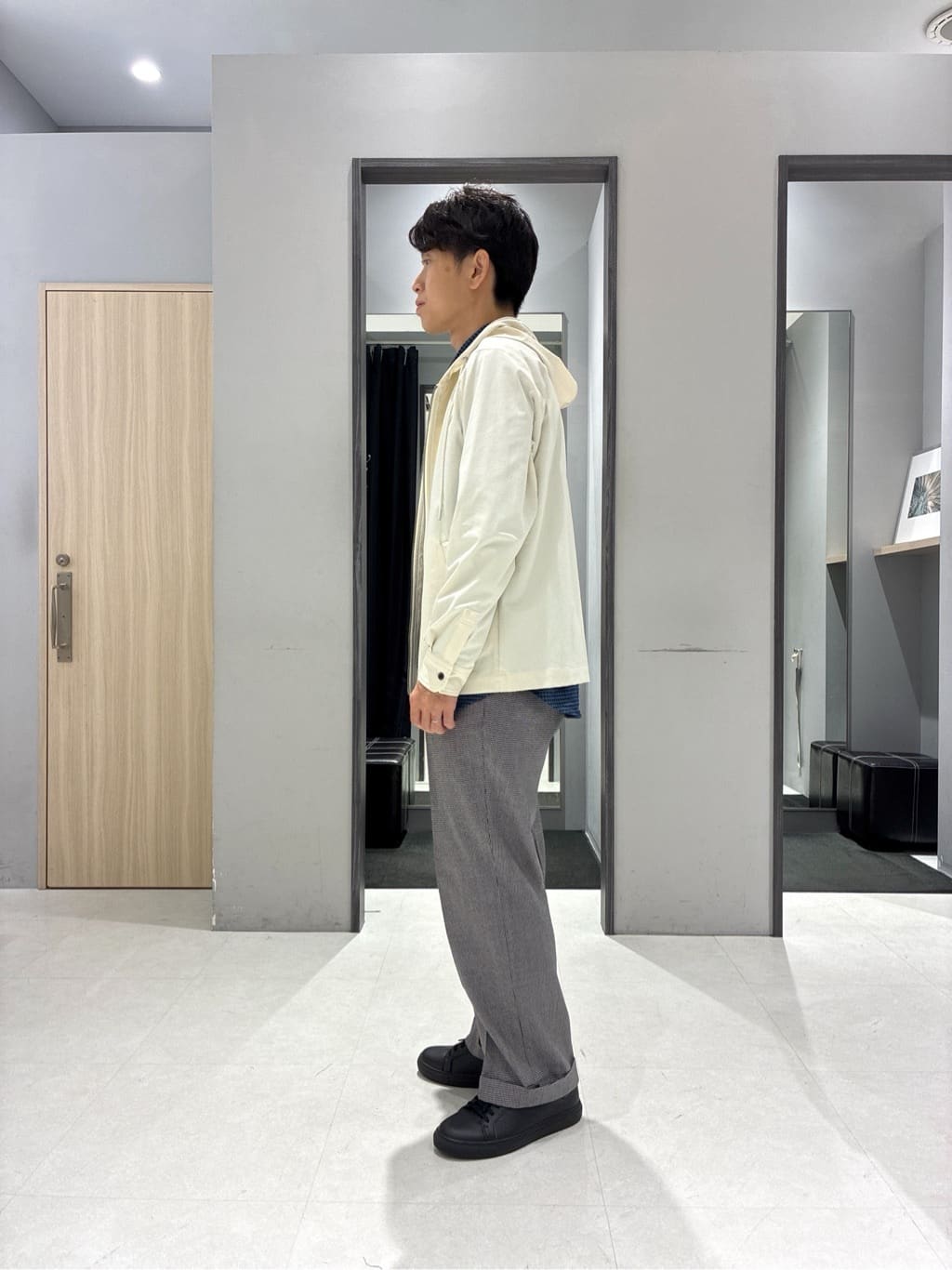 わいずみさんの「TAKEO KIKUCHI｜【3D ナイロン ストレッチ】ジップアップ フードブルゾン」を使ったコーディネート
