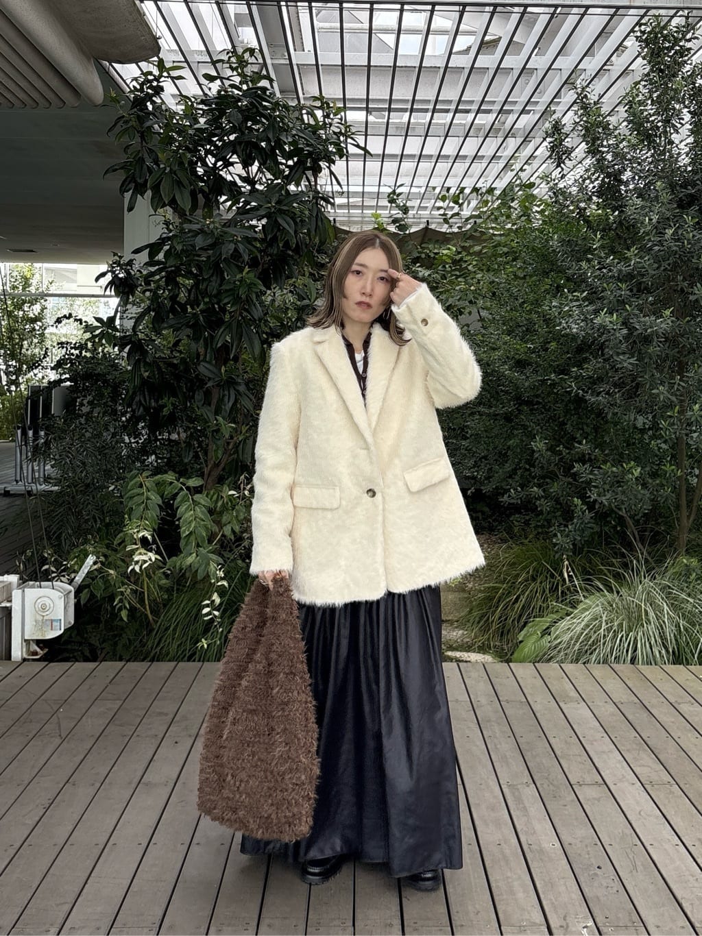 kotakiさんの「INDIVI｜レザーライクマキシスカート」を使ったコーディネート