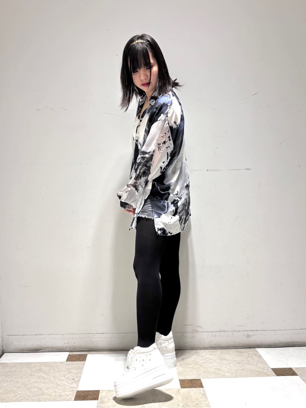 夜桜さんの「ESPERANZA｜【EC先行販売】きゅんフィット厚底フラットキルティングスタッズスニーカー」を使ったコーディネート