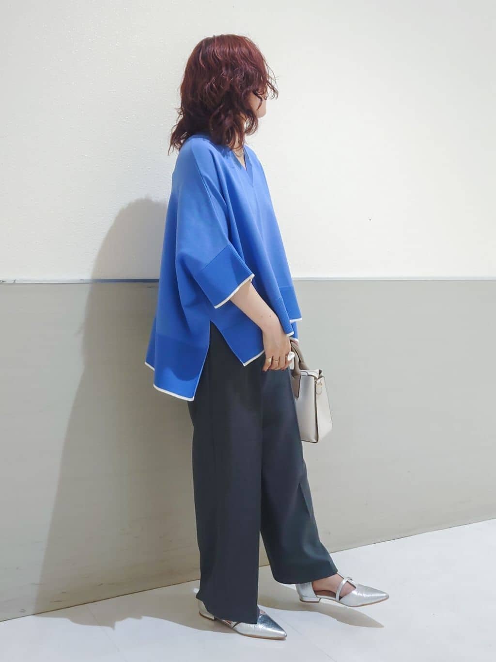 maruさんの「THE SHOP TK｜Vネックドルマンニット【毛玉になりにくい/洗濯機OK】」を使ったコーディネート