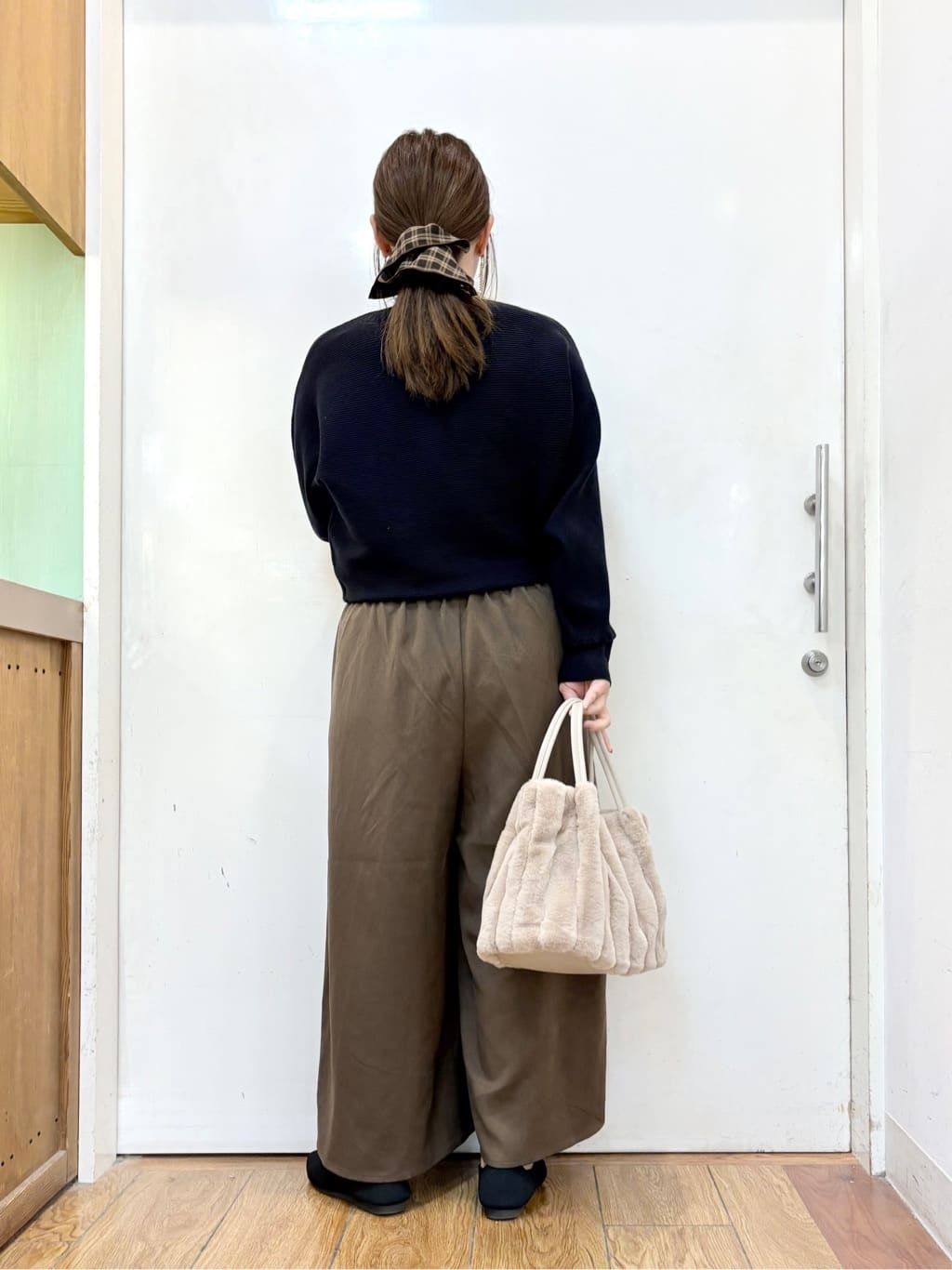 だいわさんの「SHOO･LA･RUE｜【S-LL/2点セット】脚のラインを拾いにくい ベルト付きタックスカーチョパンツ」を使ったコーディネート