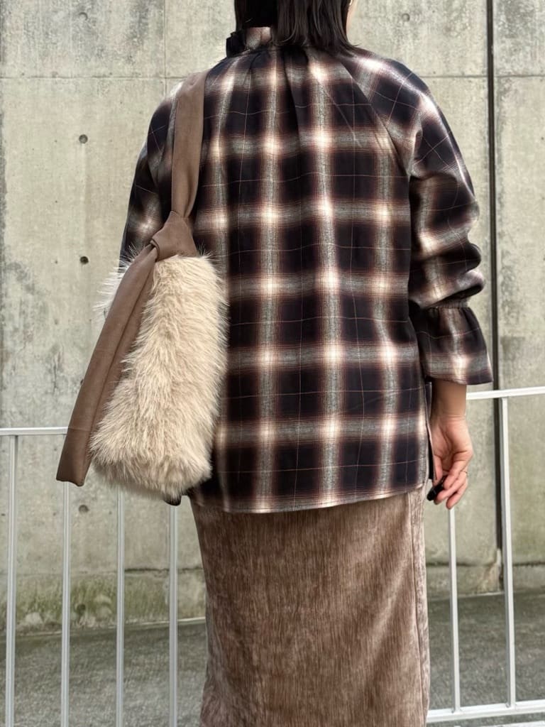 chさんの「THE SHOP TK｜起毛オンブレフリルブラウス」を使ったコーディネート