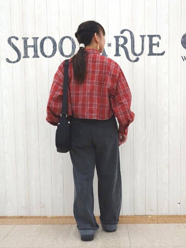 とろろさんの「SHOO･LA･RUE｜【着丈選べる】オーバーサイズのチェックシャツ」を使ったコーディネート