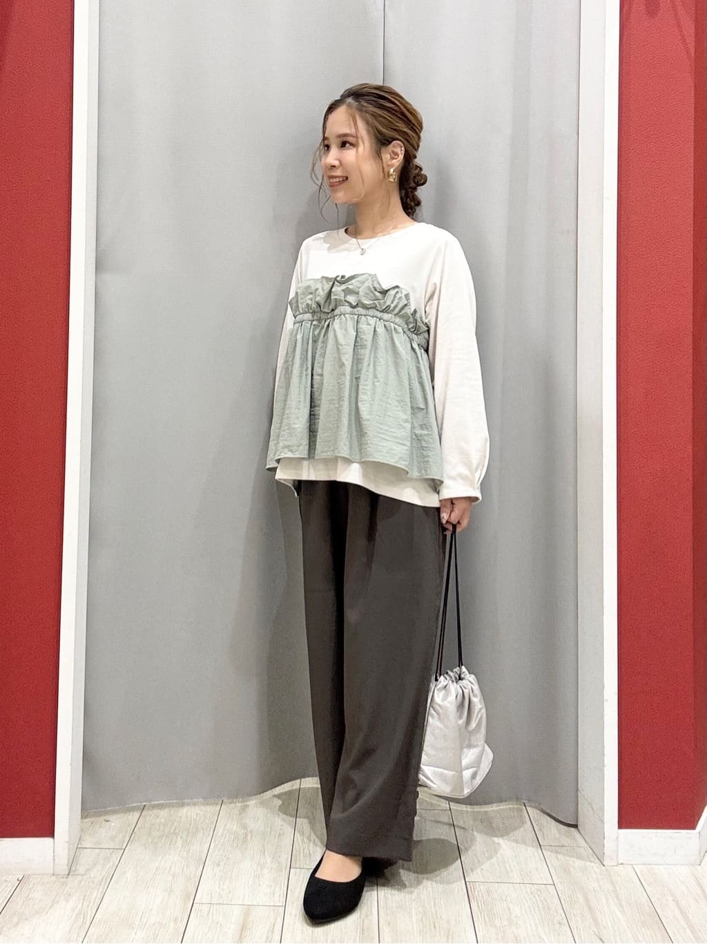 shioさんの「SHOO･LA･RUE｜【洗濯機可/S-LL】1枚で華やか フリルドッキングトップス」を使ったコーディネート