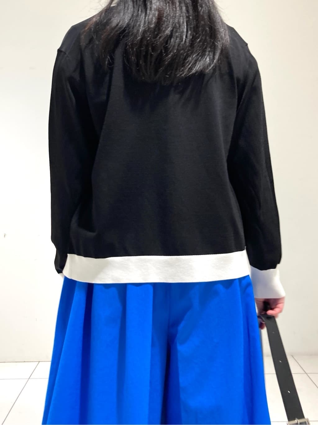 momokoさんの「INDIVI｜【通年活躍！／アンサンブル可能】クルーネックカーディガン」を使ったコーディネート