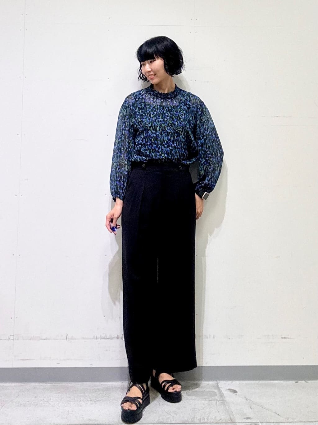 naoさんの「INDIVI｜【秋映え柄/セットアップ可能】フラワーシフォンブラウス」を使ったコーディネート