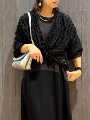 meiさんの「SHOO･LA･RUE｜華やかにさをプラスする シアードビー シャーリングブラウス」を使ったコーディネート