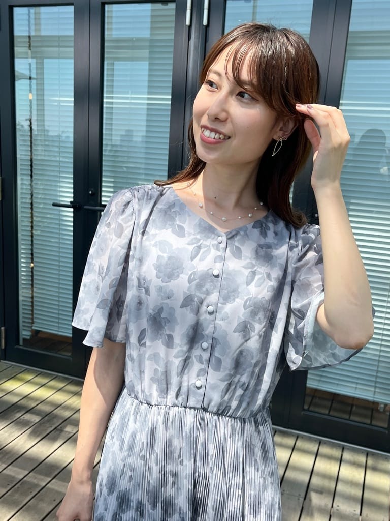 はばさんの「Couture brooch｜【二の腕カバー・楽ちん・通勤】シフォンプリーツワンピース」を使ったコーディネート