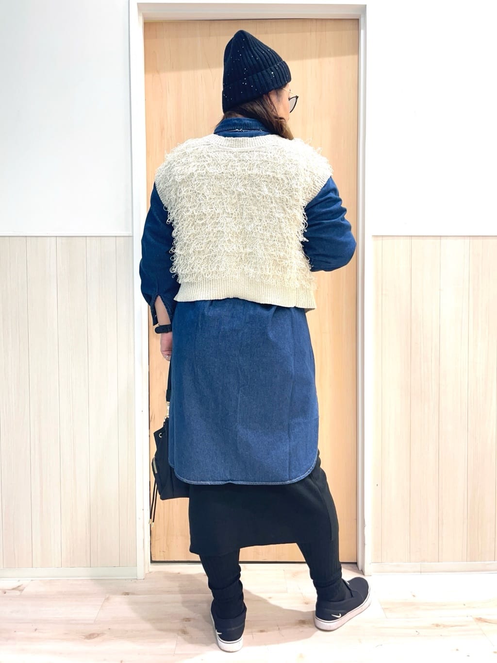 TUMU-TUMUさんの「SHOO･LA･RUE｜【前後2WAY】着るだけで着映える ループヤーンベスト」を使ったコーディネート