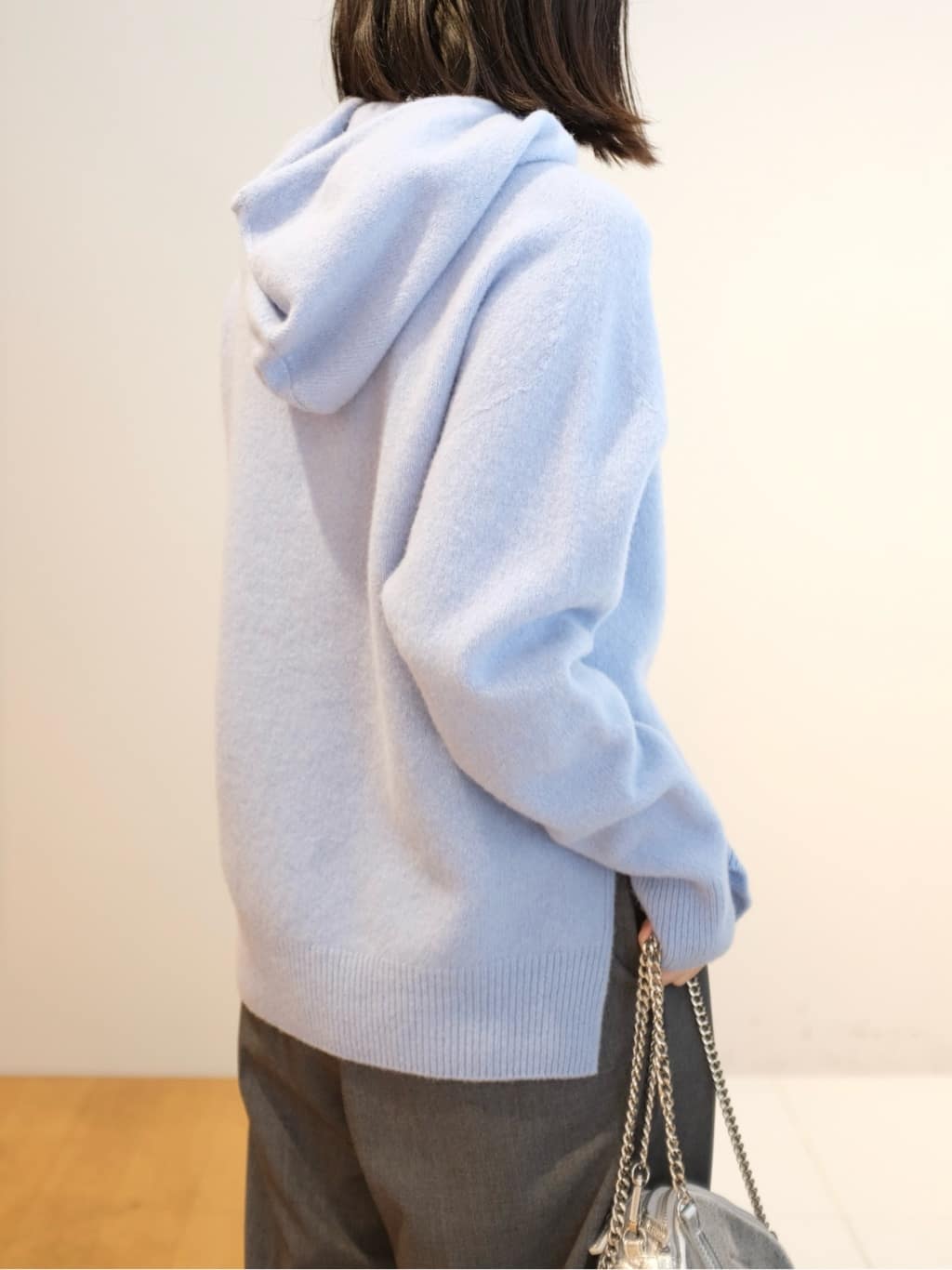 Kishimotoさんの「DRESSTERIOR｜カシミヤブレンドフードニット」を使ったコーディネート