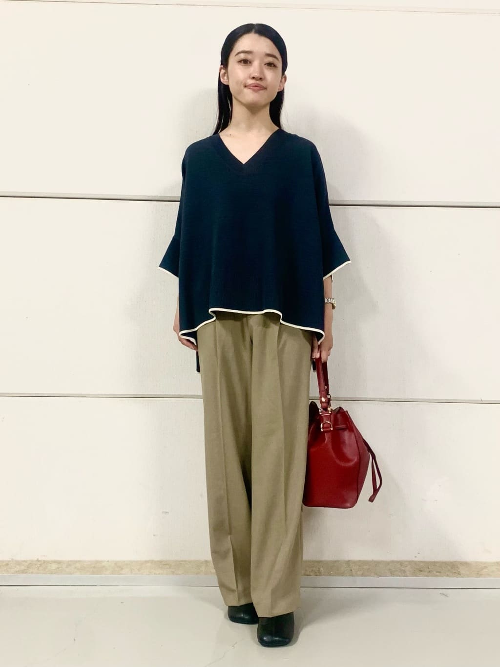 sahoさんの「THE SHOP TK｜Vネックドルマンニット【毛玉になりにくい/洗濯機OK】」を使ったコーディネート