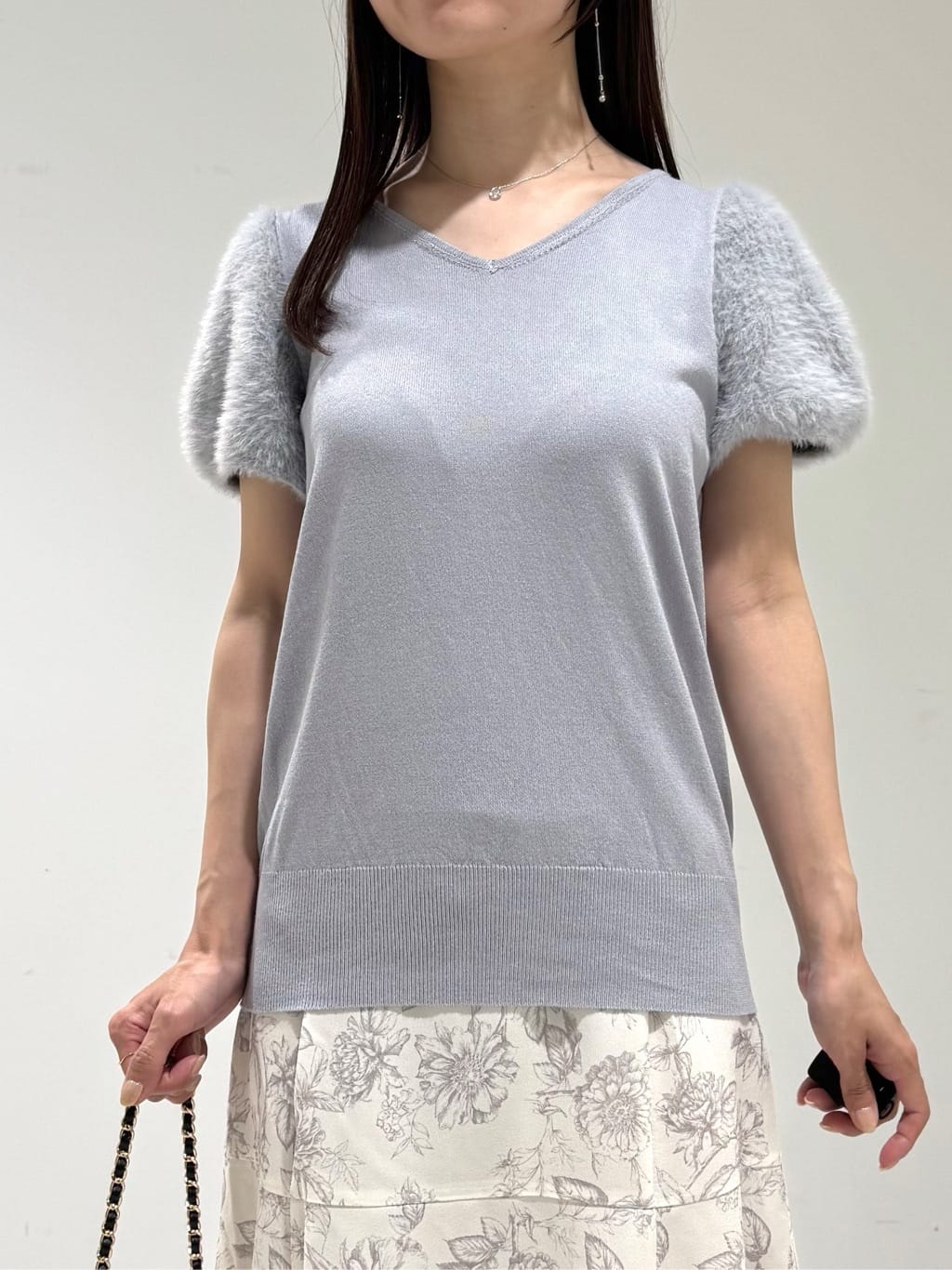 kozuさんの「index｜《6色展開》フェザーパフスリーブVネックニット【洗濯機洗い可】」を使ったコーディネート