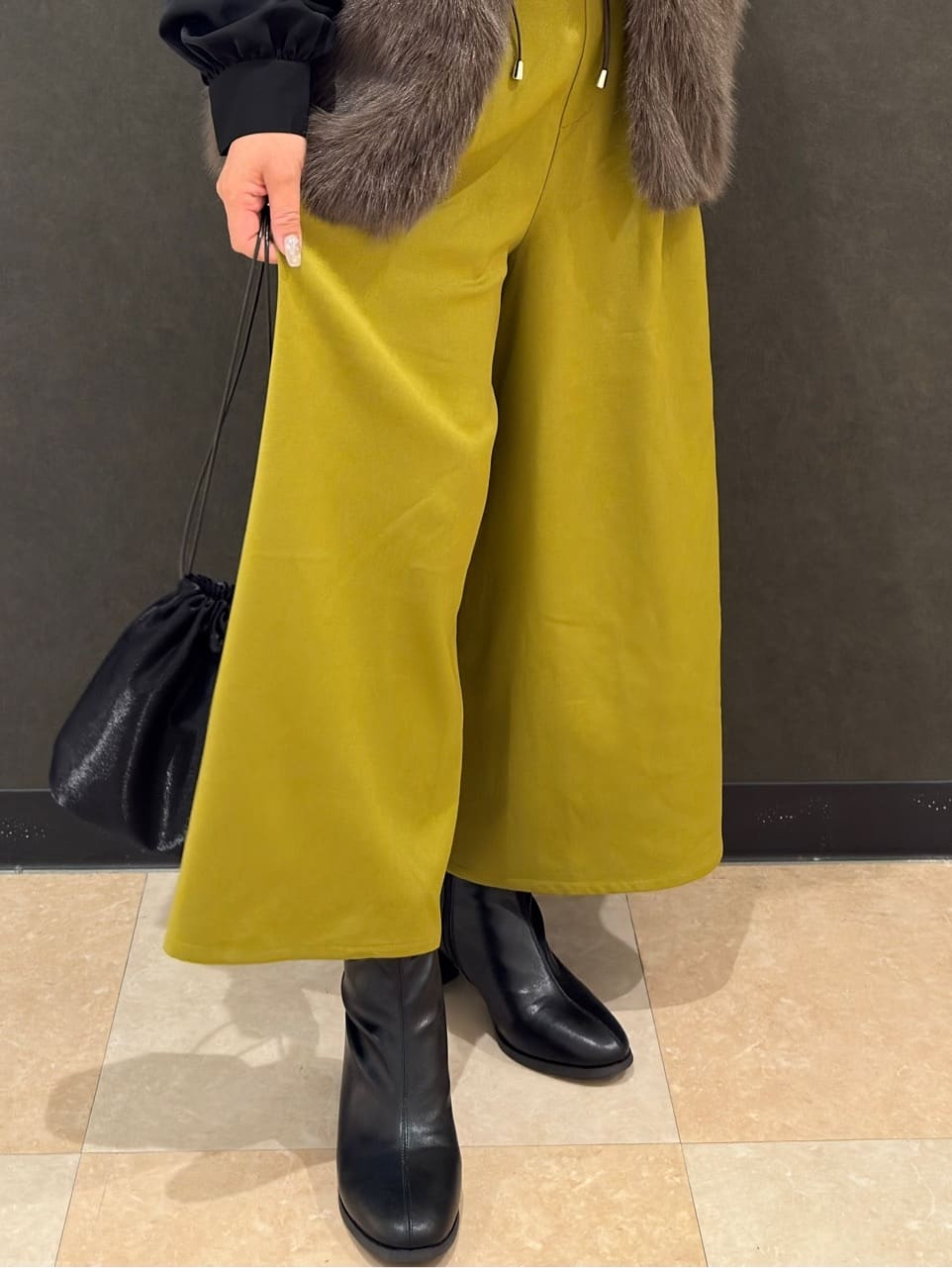 Megさんの「SHOO･LA･RUE｜【S-LL/2点セット】脚のラインを拾いにくい ベルト付きタックスカーチョパンツ」を使ったコーディネート