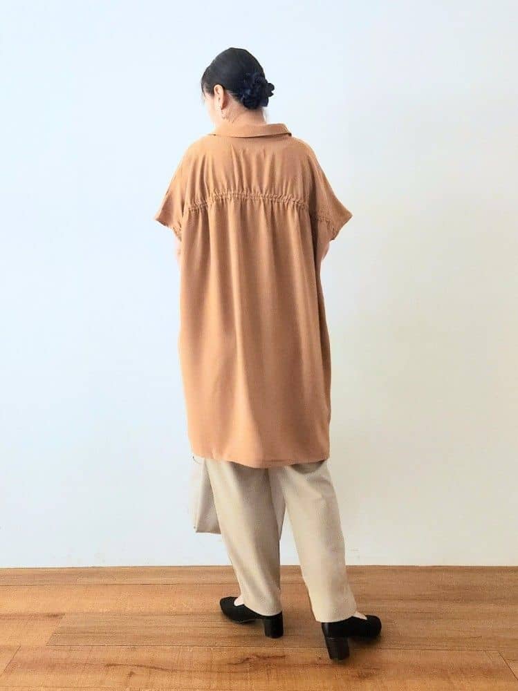 くまさんの「SHOO･LA･RUE｜【S-LL/体型カバー】さらりとしたタッチが心地よい バックギャザーブラウス」を使ったコーディネート