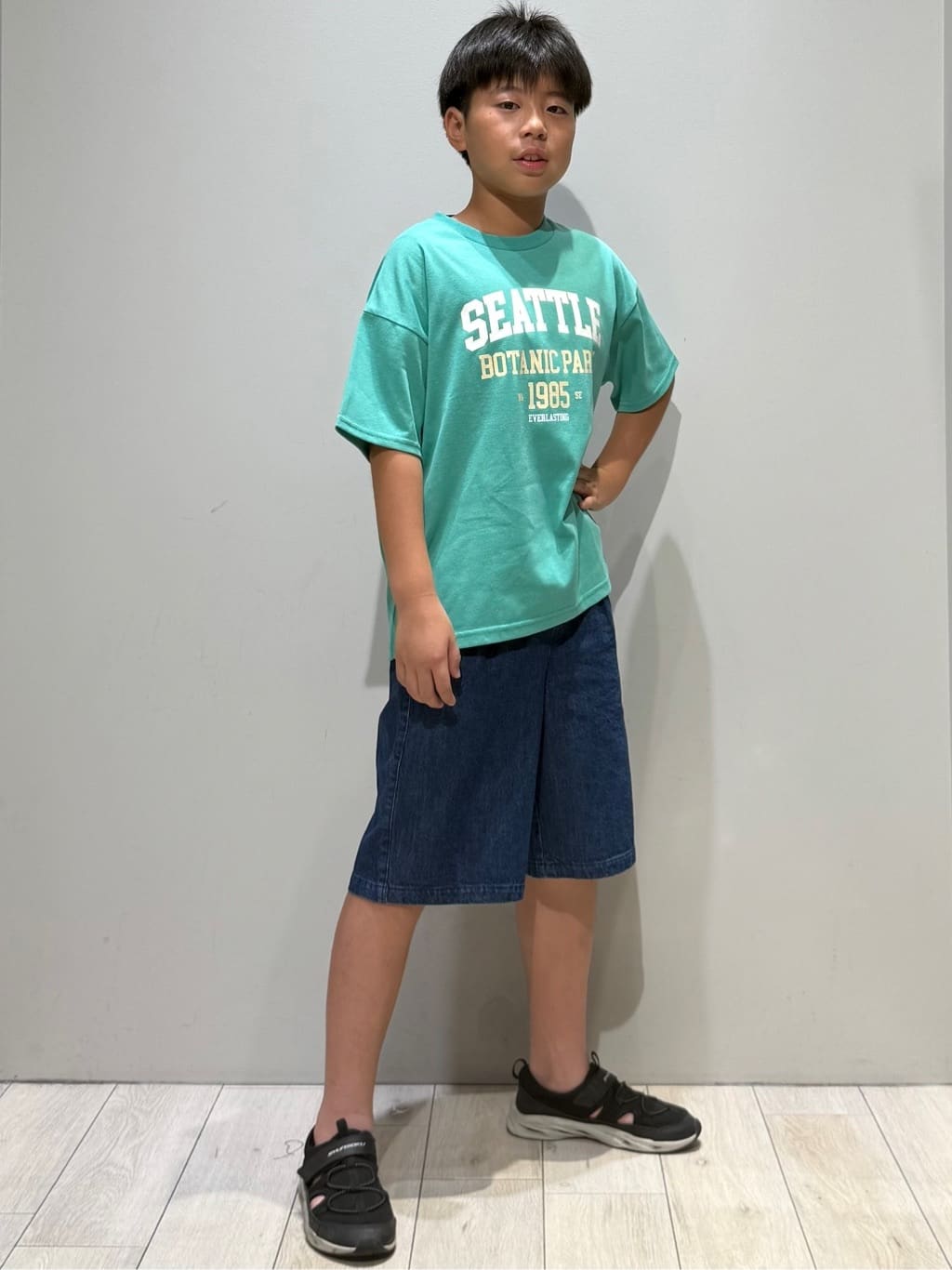 kuboさんの「THE SHOP TK｜【110－160】カレッジTシャツ/パパとおそろい」を使ったコーディネート