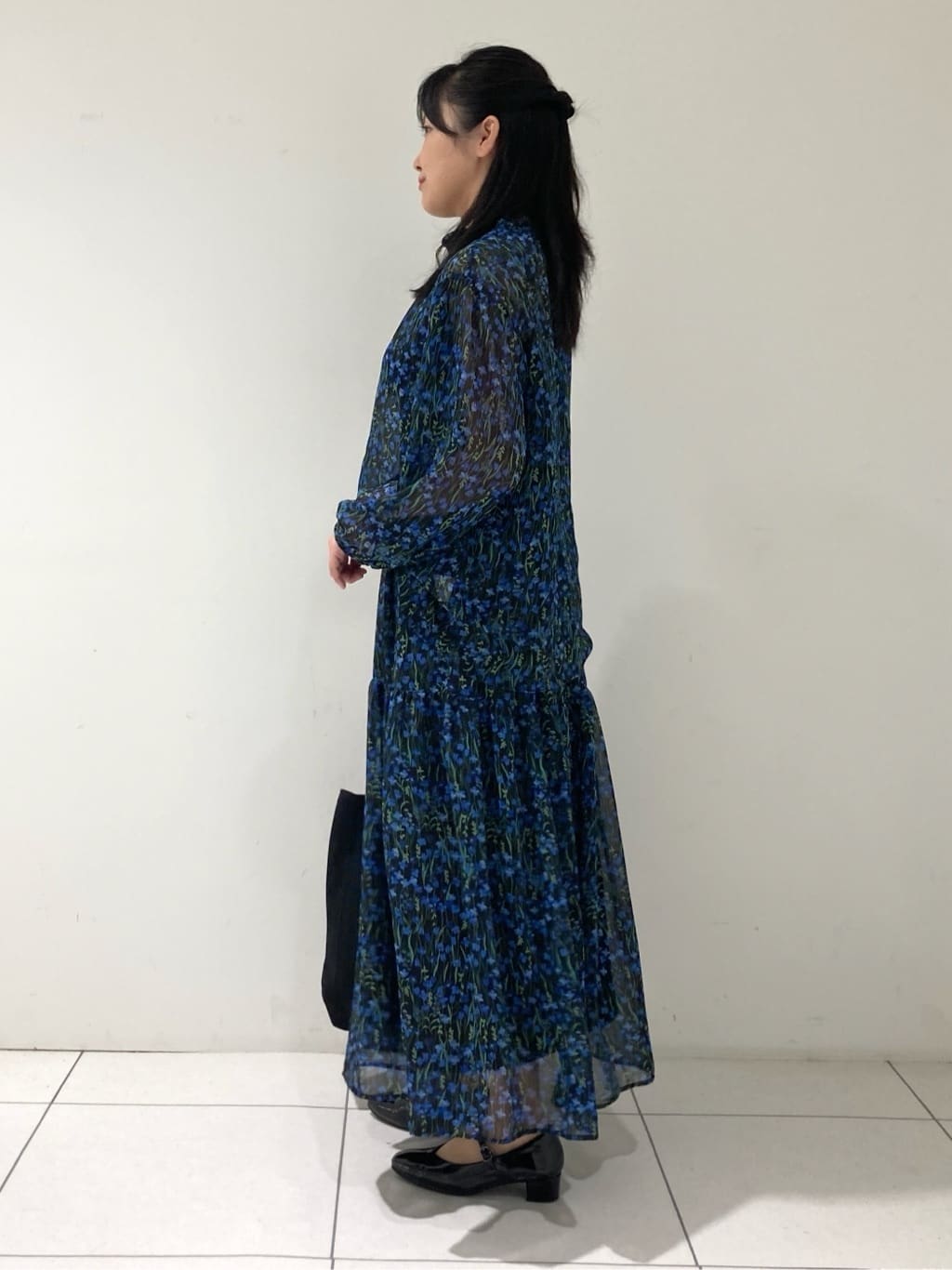 momokoさんの「INDIVI｜【秋映え柄/セットアップ可能】フラワーシフォンブラウス」を使ったコーディネート