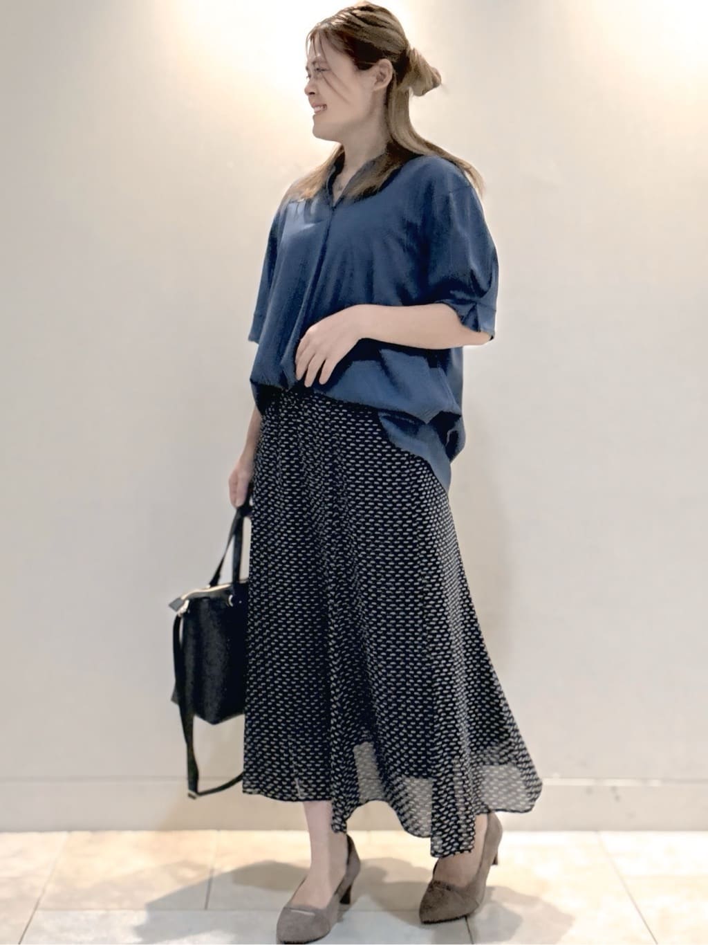 S&auml;K&iuml;さんの「Reflect｜【すっきり見え！長め丈／マシンウォッシュ可】スキッパーネックジャージトップス」を使ったコーディネート