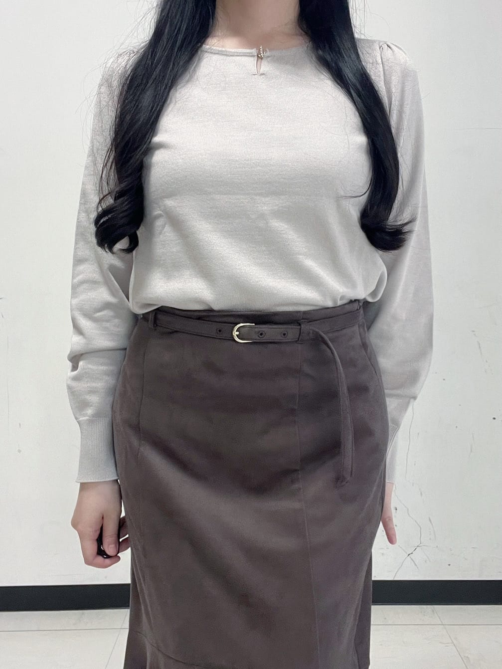 Hitomiさんの「index｜パール調パーツ付きクルーネックニット【洗濯機OK】《8col／XS～3L》」を使ったコーディネート