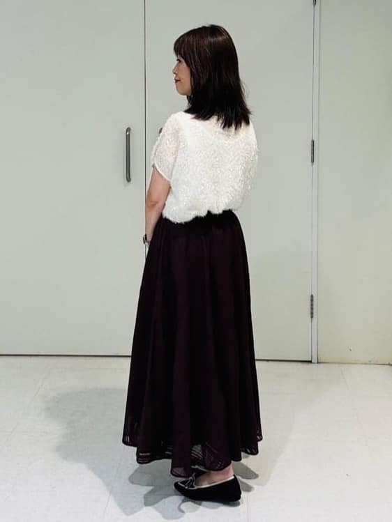 makiさんの「UNTITLED｜【吸水速乾/ストレッチ/Vネック】フォルムスリーブ ブラウス」を使ったコーディネート
