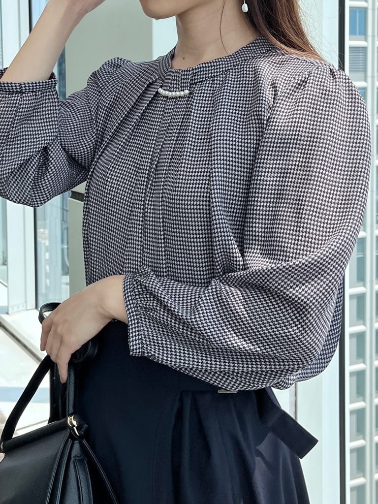 はばさんの「Couture brooch｜【大人可愛い・パール取り外し・通勤】・タックタイチェック柄ブラウス」を使ったコーディネート
