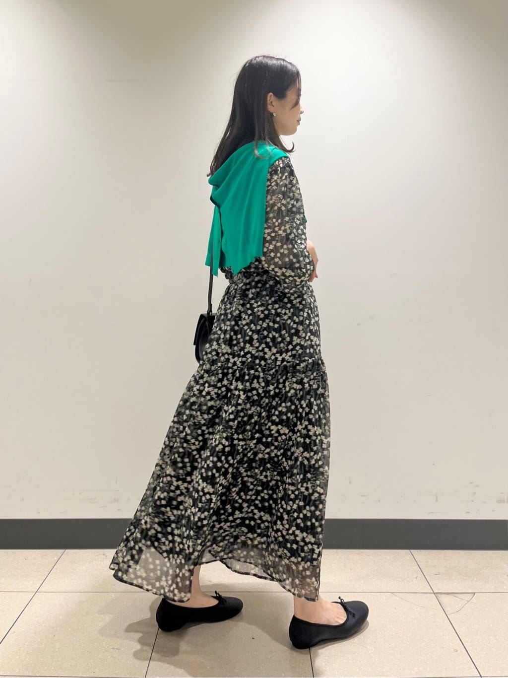 shokoさんの「INDIVI｜【秋映え柄/セットアップ可能】フラワーシフォンブラウス」を使ったコーディネート