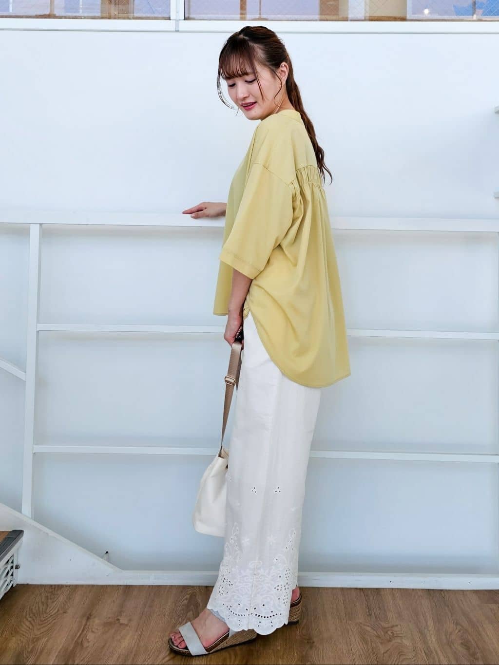 ゆゆさんの「SHOO･LA･RUE｜【S-LL/洗濯後しわになりにくい】バックギャザーがアクセント スッキパーブラウス」を使ったコーディネート