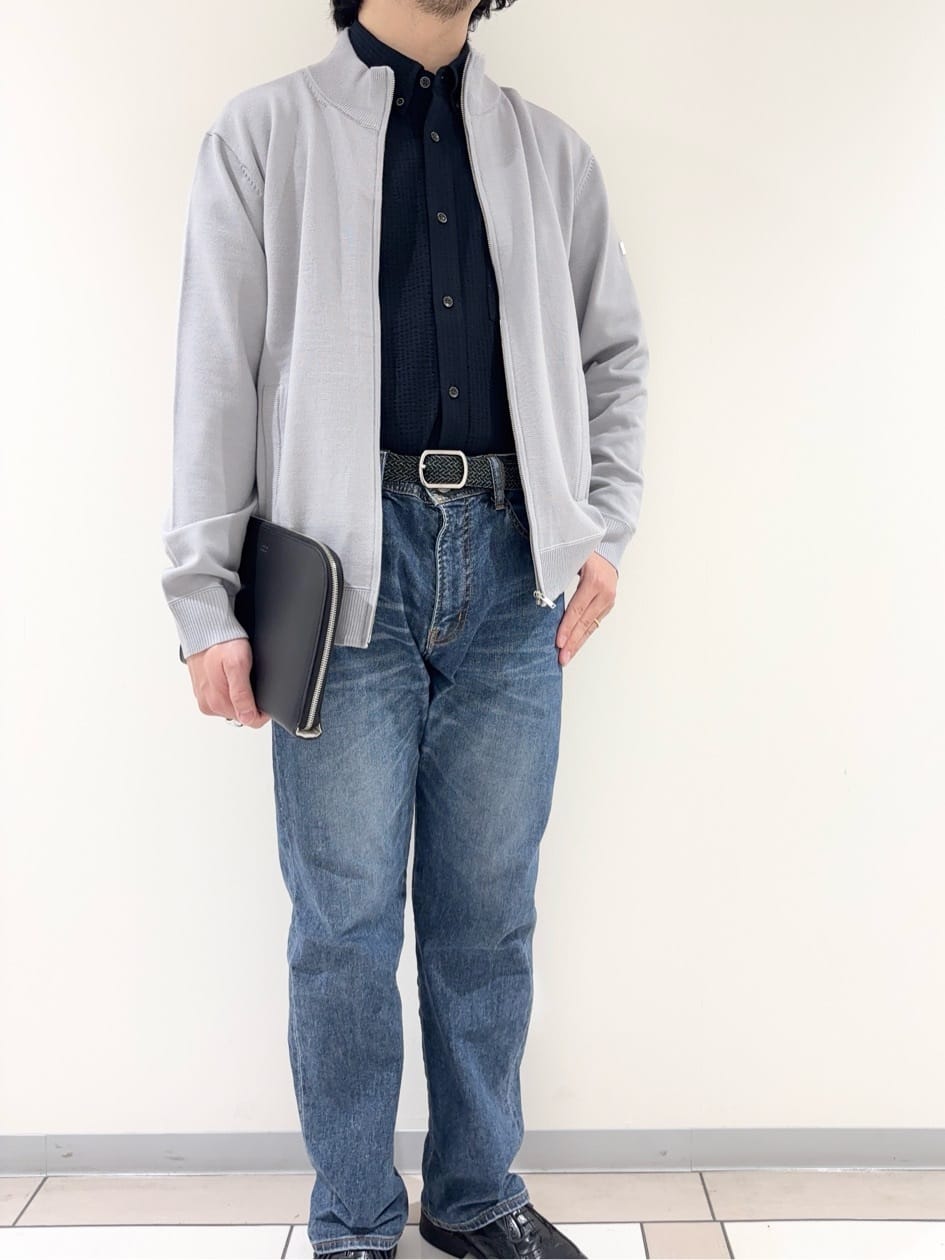 及川さんの「TAKEO KIKUCHI｜アンチピリング ジップアップ ニット」を使ったコーディネート