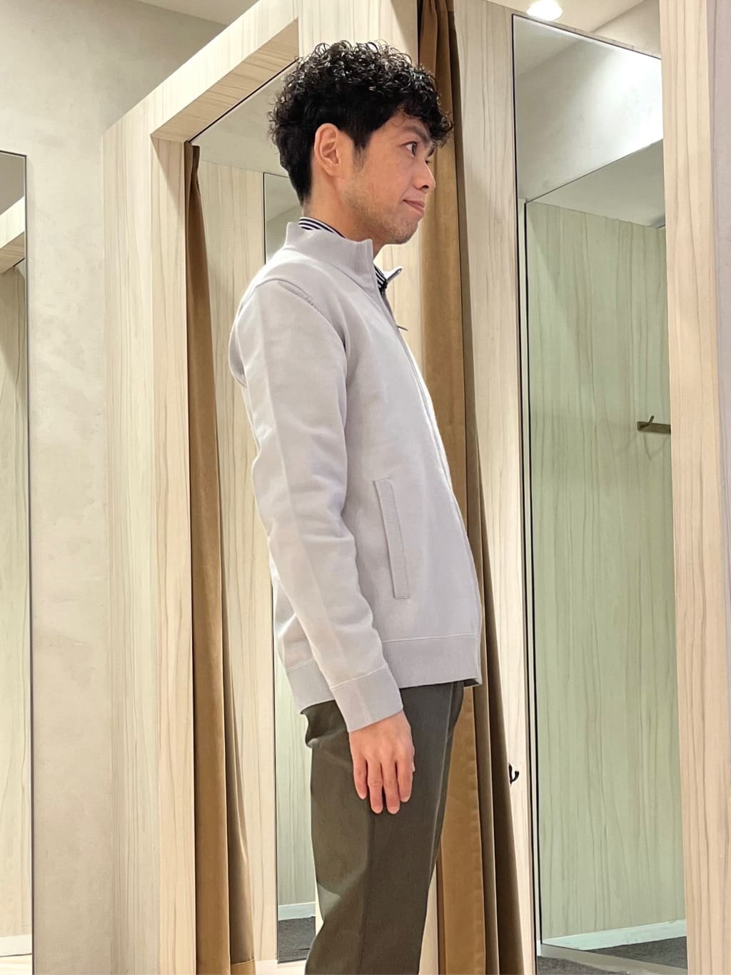 URAさんの「TAKEO KIKUCHI｜アンチピリング ジップアップ ニット」を使ったコーディネート