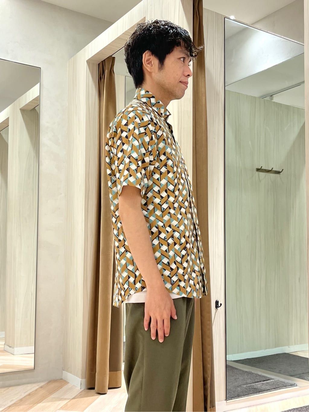 URAさんの「TAKEO KIKUCHI｜【COOL CITY WEAR】籠目アート柄 サッカーシャツ /通気性」を使ったコーディネート