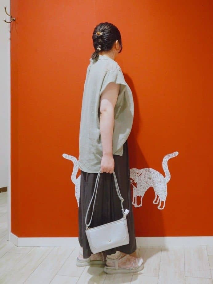 みぃーこさんの「SHOO･LA･RUE｜【S-LL】さらシャリコットン 上品なシアー感のデザインシャツ」を使ったコーディネート