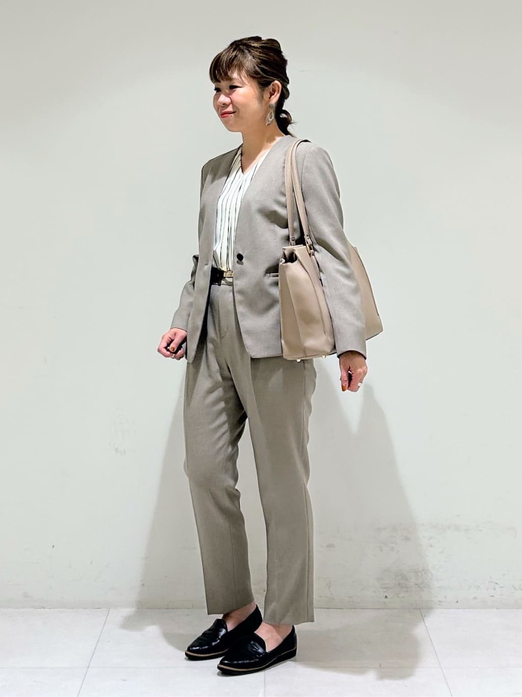 tsuyuさんの「INDIVI｜【通勤／イージーケア】Vネック ジョーゼットブラウス」を使ったコーディネート