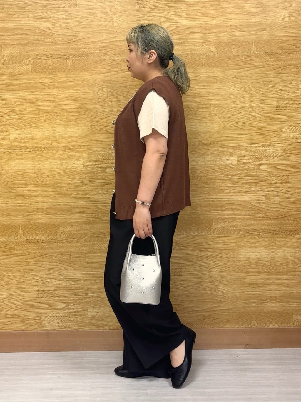 ぁむさんの「SHOO･LA･RUE｜【S-LL】ゴールドボタンが上品 大人のニットベスト」を使ったコーディネート