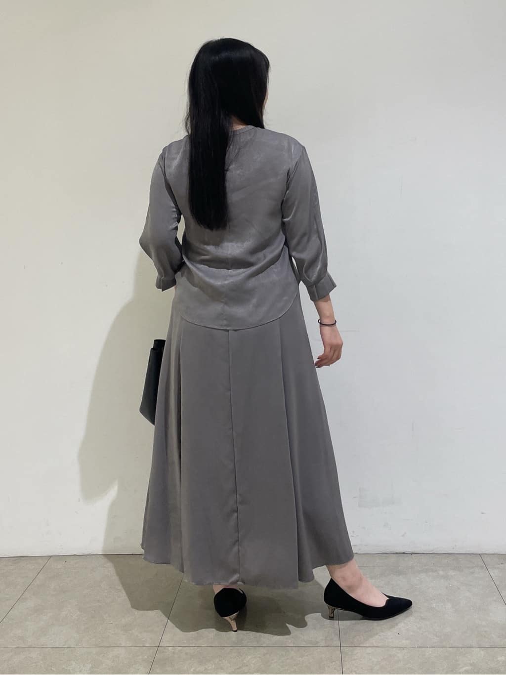 emikaさんの「INDIVI｜【セットアップ可能】スエード調サテンブラウス」を使ったコーディネート