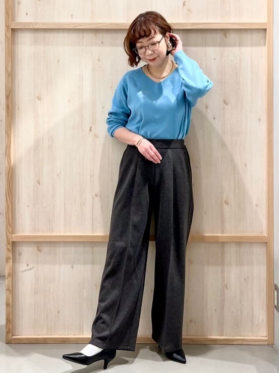 nakoさんの「THE SHOP TK｜【すっきりシルエットが叶う】大人のためのVネックニット/毛玉になりにくい/静電気防止/洗濯機OK」を使ったコーディネート