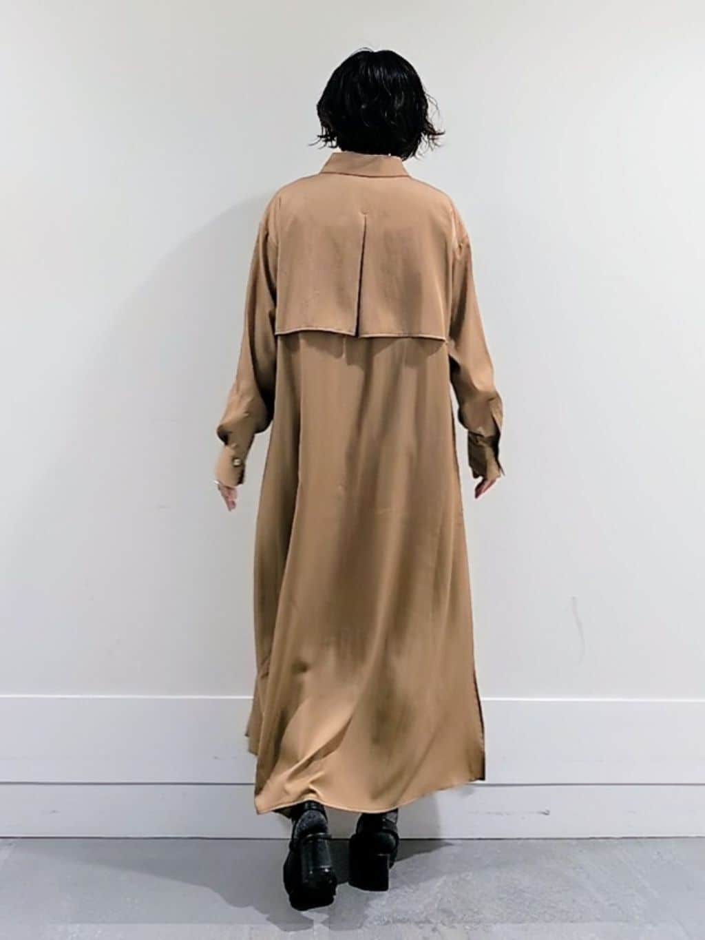 ミズタさんの「UNTITLED｜【前開きボタン/ベルト付/羽織シャツ/】2WAYトレンチ風ワンピース」を使ったコーディネート