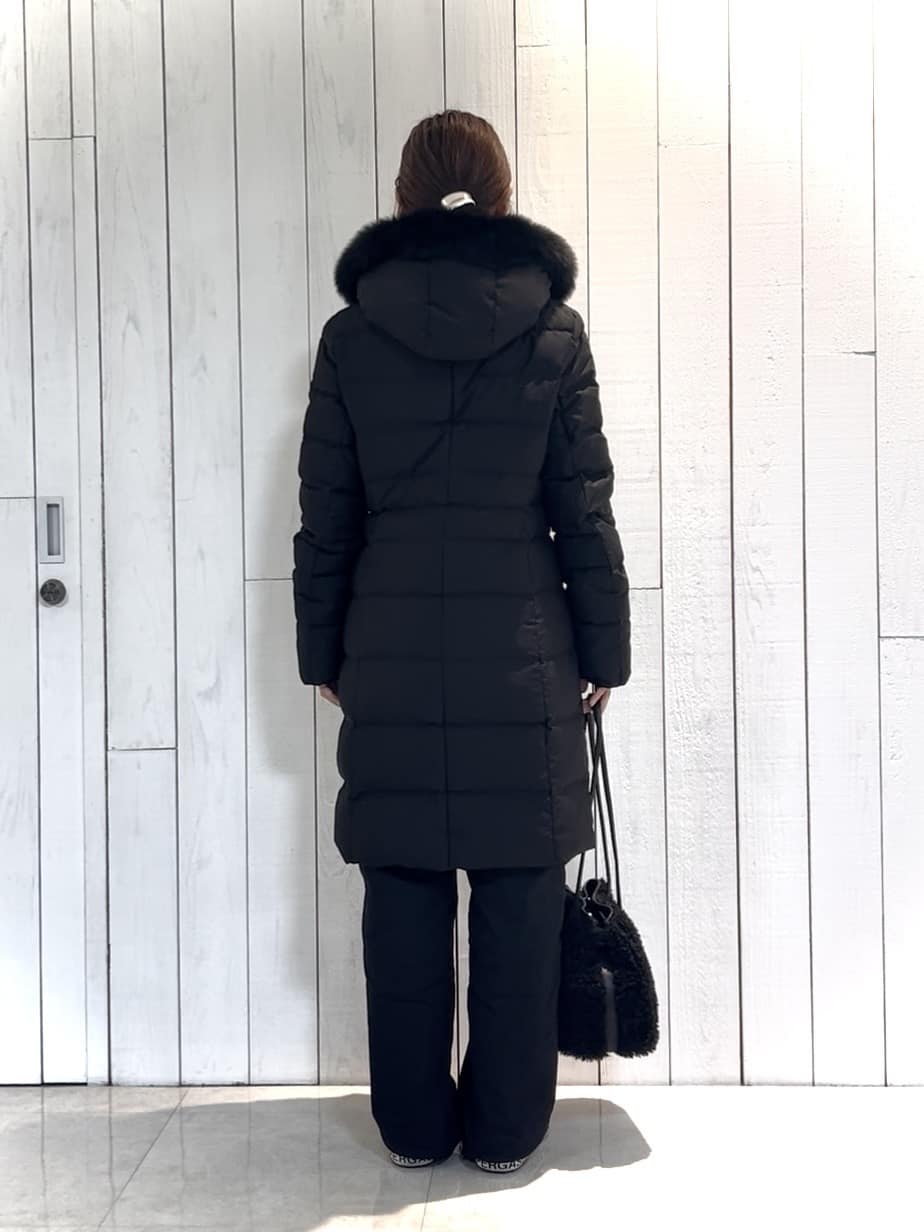 𝑹𝑶𝑴𝑰さんの「INDIVI｜【名品／撥水／抗菌防臭】ロング丈リサイクルダウンコート」を使ったコーディネート