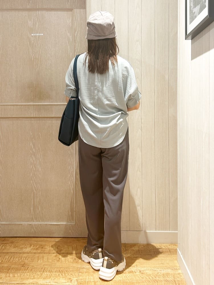 yukaさんの「SHOO･LA･RUE｜【洗える】お袖のタックがアクセント インせず着られる さらさらドルマントップス」を使ったコーディネート