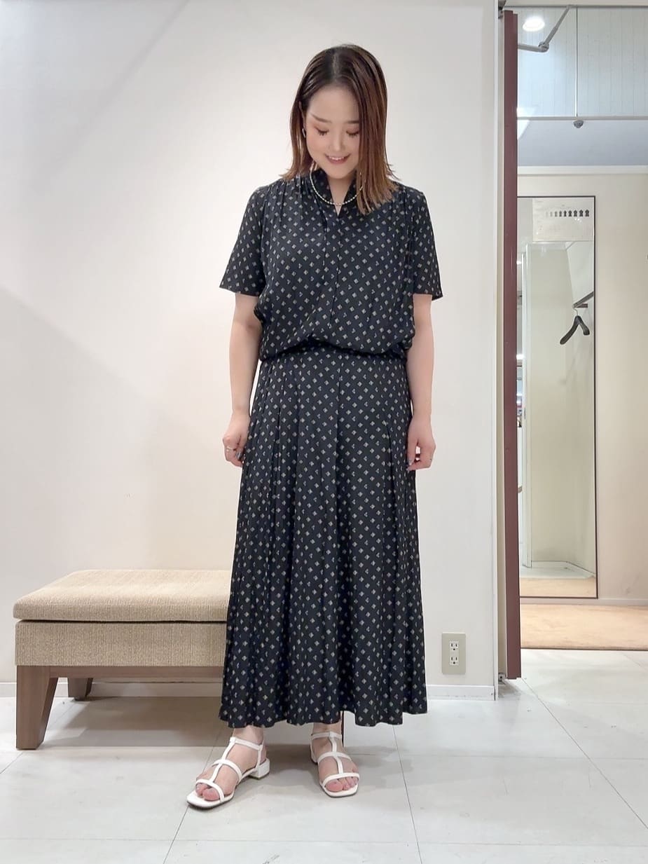 YUIさんの「UNTITLED｜【セットアップ可/リラクシー/通勤】スクエアジオメ柄ブラウス」を使ったコーディネート