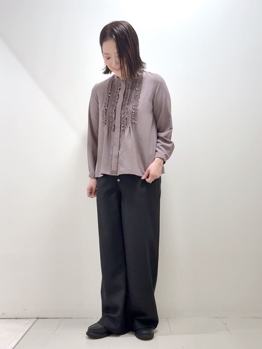 YUIさんの「UNTITLED｜【1枚で着映え/オンオフ着回し】フリルサテンブラウス」を使ったコーディネート