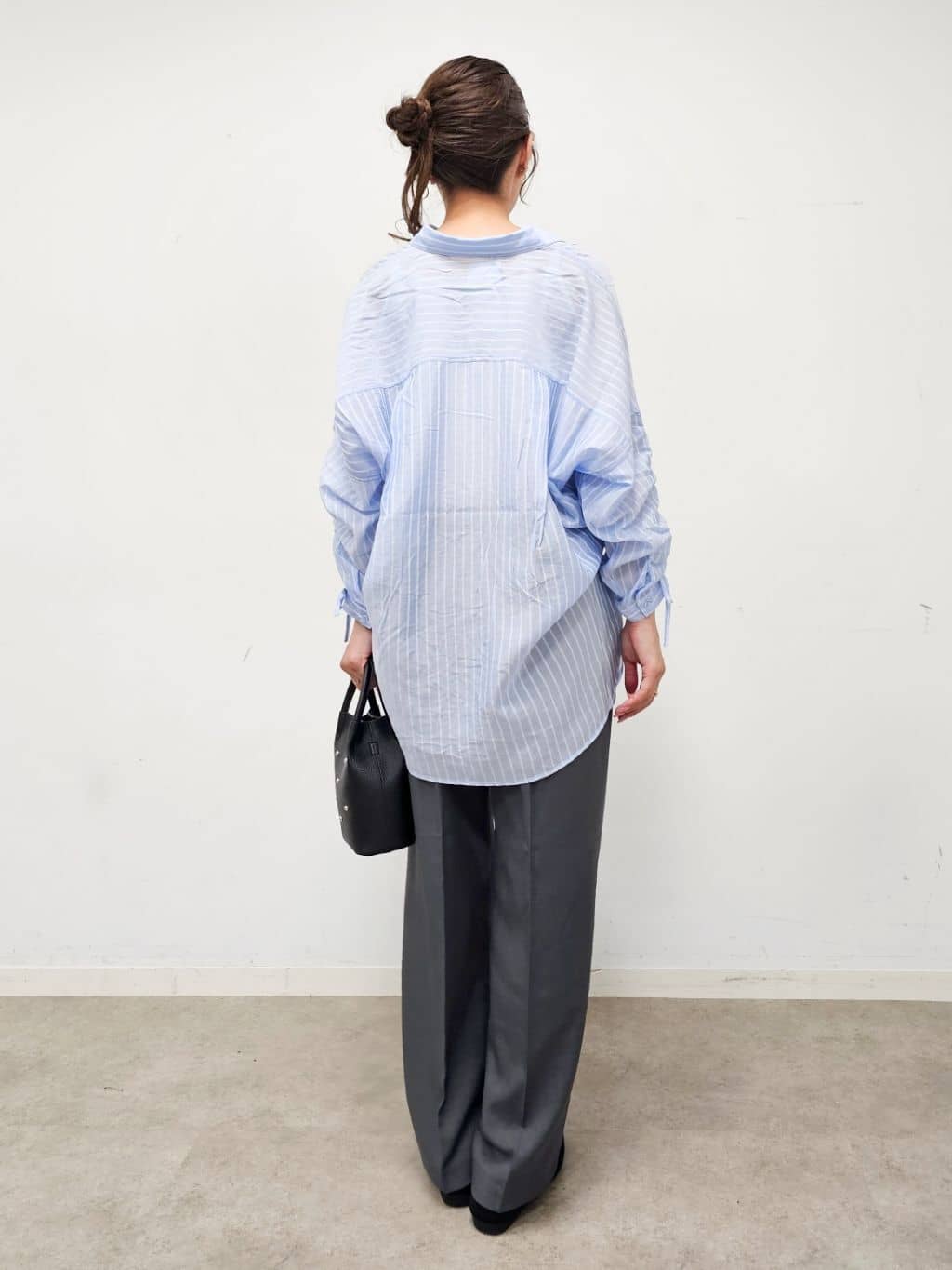 ゆゆさんの「SHOO･LA･RUE｜【S-LL】程よい透け感 ストライプ柄 お袖ギャザーデザインシャツ」を使ったコーディネート