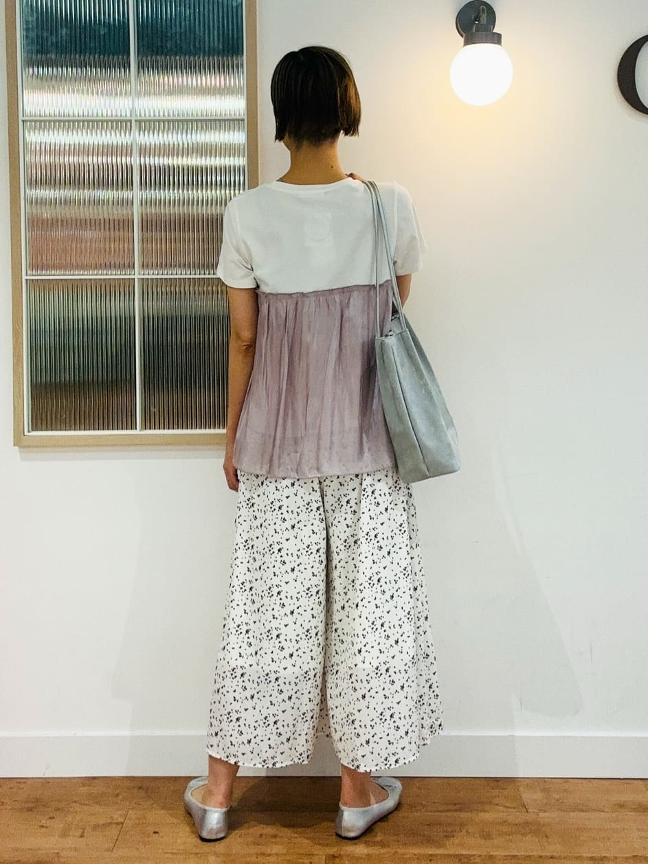 えまんさんの「SHOO･LA･RUE｜【S-LL/裏地ひんやり】スカート見えで上品に マットサテンスカーチョ」を使ったコーディネート