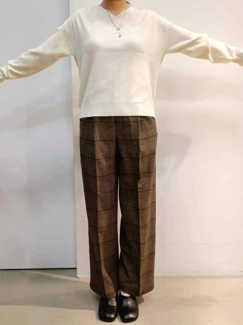 あんさんの「THE SHOP TK｜【すっきりシルエットが叶う】大人のためのVネックニット/毛玉になりにくい/静電気防止/洗濯機OK」を使ったコーディネート